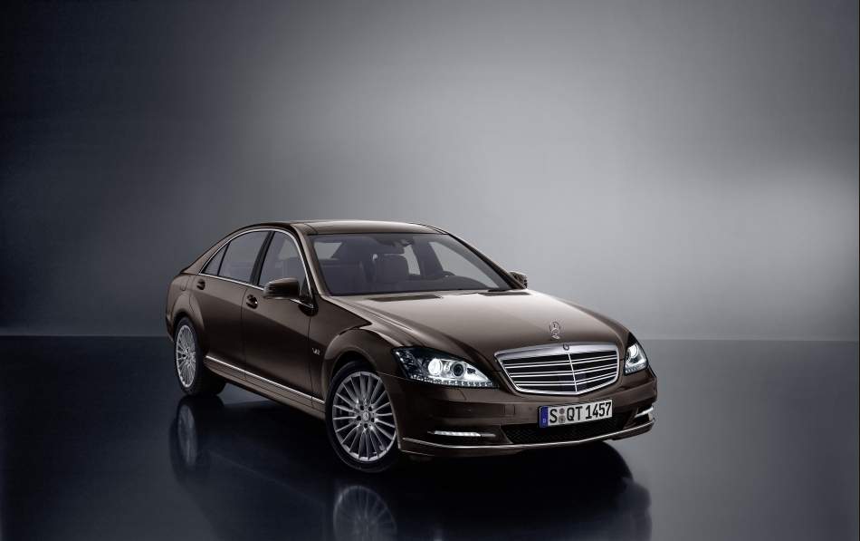 http://www.users.callnetuk.com/~mercedesfan/W221%202009-04-08/709556_1282791_5854_3683_09C232_25 950 width.jpg